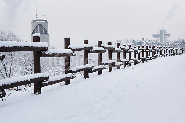 추위 사람없음 JPG 포토 건물 겨울 겨울풍경 공원 눈(날씨) 눈덮임 산책로 설경 야외 울타리 주간