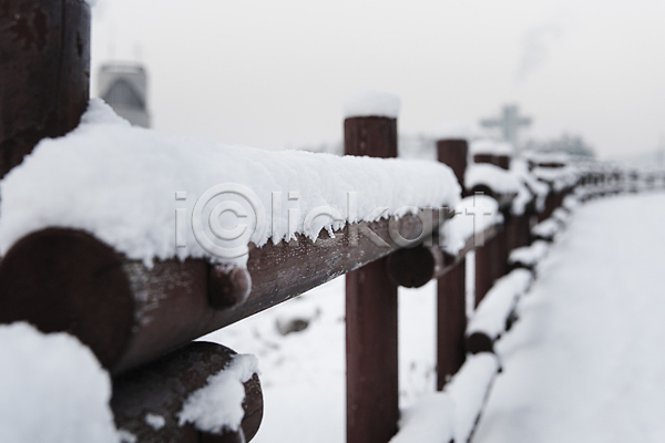 추위 사람없음 JPG 아웃포커스 포토 겨울 겨울풍경 공원 눈(날씨) 눈덮임 설경 야외 울타리 주간
