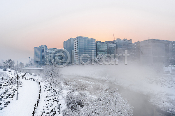 추위 사람없음 JPG 포토 강 건물 겨울 겨울풍경 공원 눈(날씨) 눈덮임 도시 빌딩 산책로 설경 야외 주간