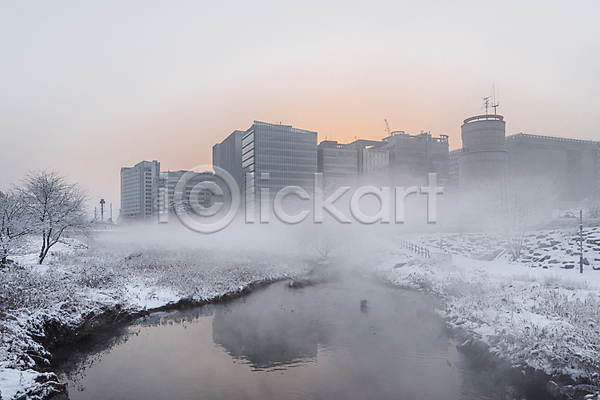 추위 사람없음 JPG 포토 강 건물 겨울 겨울풍경 공원 눈(날씨) 눈덮임 도시 빌딩 설경 야외 주간 흐림