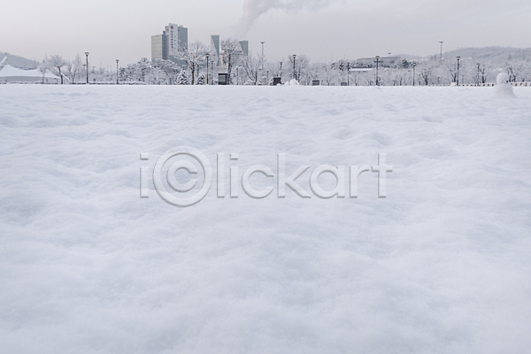 추위 사람없음 JPG 포토 건물 겨울 겨울풍경 공원 눈(날씨) 눈덮임 설경 야외 주간 하늘