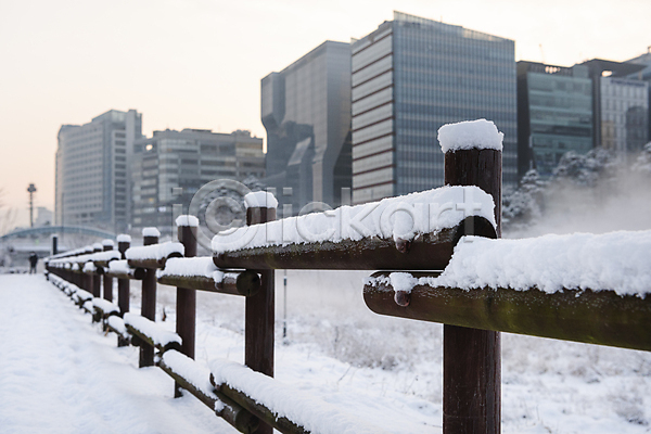 추위 사람없음 JPG 포토 건물 겨울 겨울풍경 공원 눈(날씨) 눈덮임 도시 빌딩 산책로 설경 야외 울타리 주간