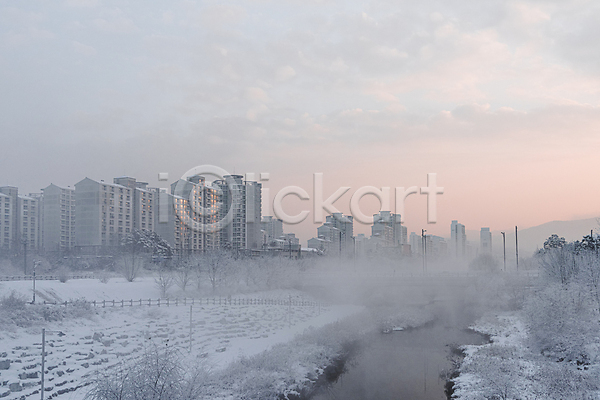 추위 사람없음 JPG 포토 강 건물 겨울 겨울풍경 공원 눈(날씨) 눈덮임 도시 빌딩 설경 야외 주간 하늘