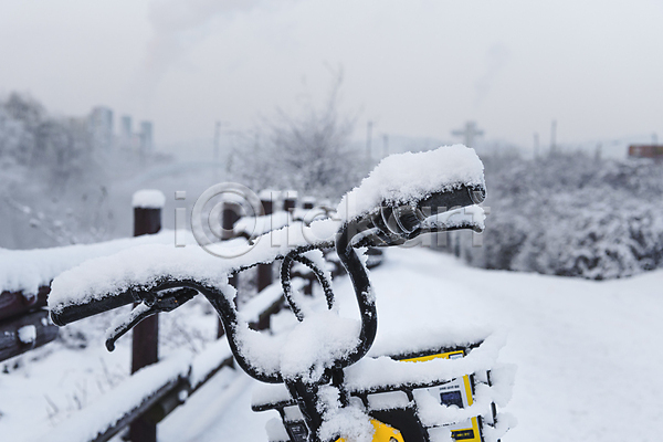 추위 사람없음 JPG 포토 겨울 겨울풍경 공원 눈(날씨) 눈덮임 설경 야외 울타리 자전거 주간 흐림