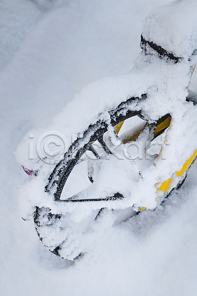 추위 사람없음 JPG 포토 겨울 겨울풍경 눈(날씨) 눈덮임 설경 야외 자전거 자전거바퀴 주간