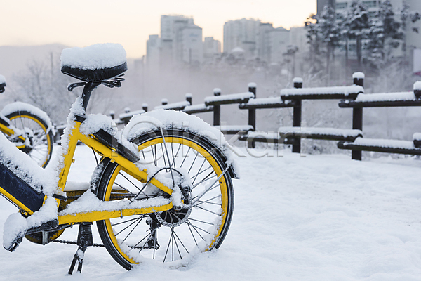 추위 사람없음 JPG 포토 건물 겨울 겨울풍경 공원 눈(날씨) 눈덮임 빌딩 산책로 설경 야외 울타리 자전거 자전거바퀴 주간