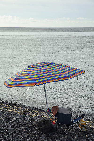 휴식 사람없음 JPG 포토 모자(잡화) 바다 야외 야외의자 제주도 주간 파라솔 풍경(경치) 하늘 한가함 해변