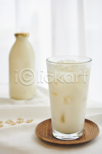 신선 사람없음 JPG 포토 건강식 귀리 귀리우유 비건 비건음식 실내 얼음 오트밀 우유병 잔 천(직물) 컵받침 흰배경