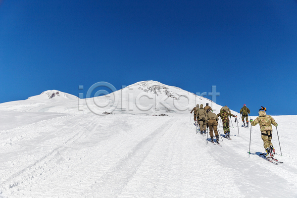 추위 성인 성인만 여러명 JPG 뒷모습 포토 해외이미지 걷기 겨울 그룹 눈내림 등산 산 산악가 설산 스키 야외 오르기 잡기 전신 정상 주간 트래킹 폴 풍경(경치) 하이커 하이킹