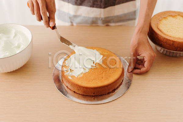 성인 성인여자한명만 여자 한명 JPG 앞모습 포토 해외이미지 나이프 들기 바르기 상반신 생크림 실내 요리 잡기 제빵 케이크 탁자