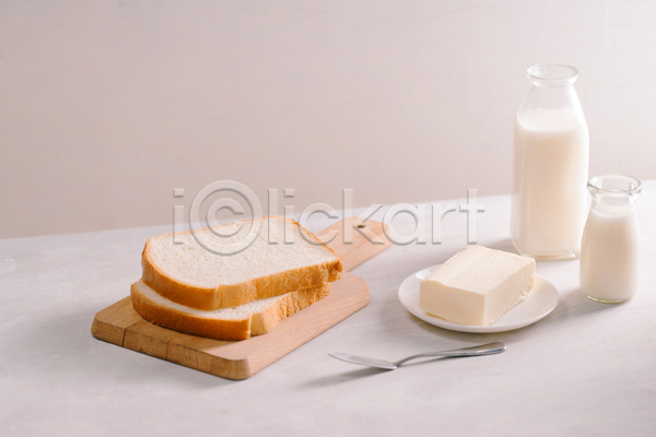 사람없음 JPG 포토 해외이미지 나무도마 나이프 버터 식빵 실내 우유 우유병 접시 흰배경