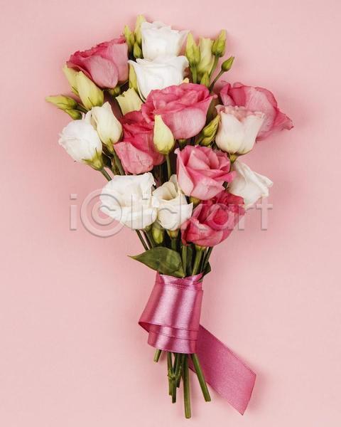 사람없음 JPG 포토 하이앵글 해외이미지 꽃다발 꽃봉오리 리본 분홍색배경 실내 장미