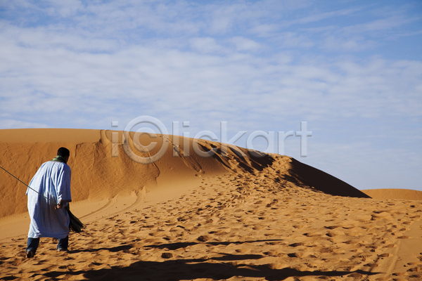 남자 성인 성인남자한명만 한명 JPG 뒷모습 포토 해외이미지 걷기 모래언덕 사막 야외 전신 주간 풍경(경치) 하늘