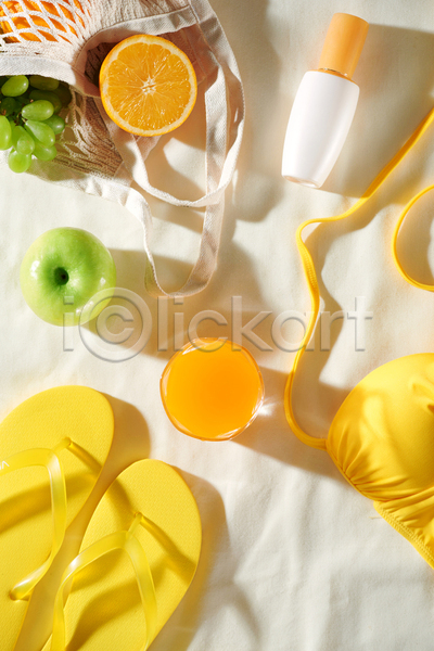 사람없음 JPG 포토 하이앵글 해외이미지 네트백 단면 비키니 사과 선크림 실내 오렌지주스 잔 쪼리 천(직물) 청포도 흰배경