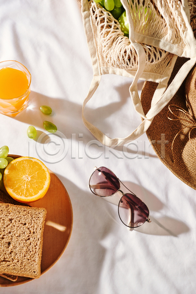 사람없음 JPG 포토 해외이미지 그림자 나무접시 네트백 모자(잡화) 선글라스 식빵 실내 여름(계절) 오렌지 오렌지주스 오브젝트 청포도 흰배경