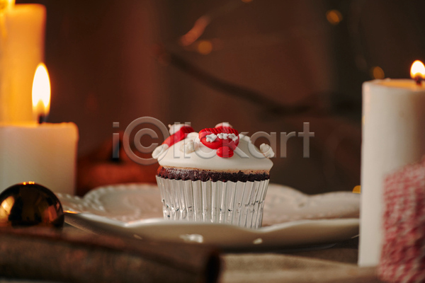 달콤 사람없음 JPG 소프트포커스 아웃포커스 포토 해외이미지 디자인 디저트 실내 장식 접시 촛불 컵케이크 파티