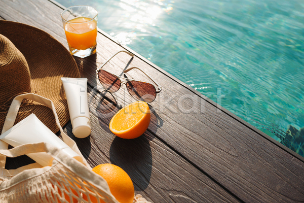 사람없음 JPG 포토 해외이미지 네트백 단면 선글라스 선크림 야외 야외수영장 오렌지 오렌지주스 잔 챙모자 햇빛