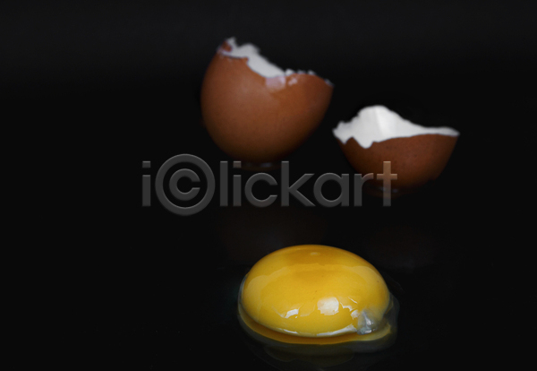 신선 사람없음 JPG 포토 해외이미지 건강 검은배경 검은색 계란 깨짐 껍질 날것 노른자 단백질 아침식사 액체 음식 재료 줄서기 치킨 카피스페이스
