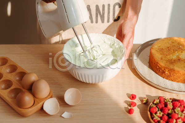 남자 성인 성인남자한명만 한명 JPG 앞모습 포토 해외이미지 거품기 계란 계란껍데기 들기 믹싱볼 산딸기 상반신 생크림 실내 요리 잡기 제빵 케이크 탁자