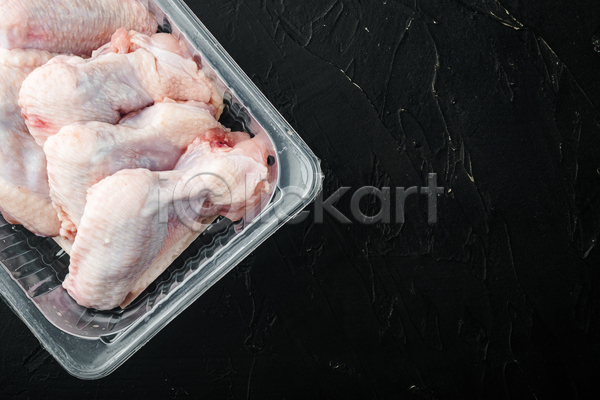 신선 사람없음 JPG 포토 하이앵글 해외이미지 검은배경 날것 닭고기 닭날개 실내 카피스페이스 플라스틱통