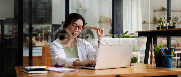 행복 백인 사람 성인 어린이 여자 한명 JPG 포토 해외이미지 강의 거리 공책 교실 교육 노트북 대학교 동영상 라이프스타일 멀리 무선전화기 부름 비즈니스 비즈니스우먼 사무실 사이버 스터디 실내 앉기 업무 연결 온라인 인터넷 작업 주택 직업 직장 책상 컴퓨터 통신 프리랜서 학교 학생 학습 해외포토