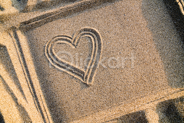 사람없음 JPG 포토 해외이미지 그림 모래 백그라운드 야외 주간 카피스페이스 풍경(경치) 하트
