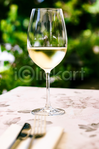 사람없음 JPG 소프트포커스 아웃포커스 포토 해외이미지 야외 와인 와인잔 주간 탁자 한잔 화이트와인