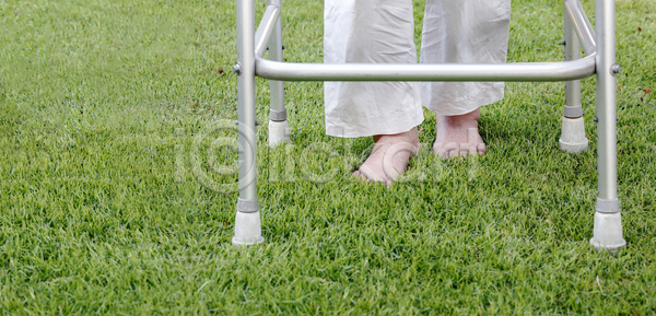 행복 휴식 70대 80대 동양인 사람 여자 한명 JPG 포토 해외이미지 건강 건강관리 걷기 내추럴 뒤뜰 땅바닥 맨발 문제 발 병원 야외 약 양발 운동 은퇴 잔디 장애인 정원 중국 지원 초록색 최고 테라피 할머니 해외포토 헬프 환경 환자