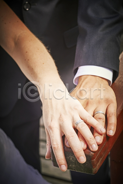 사랑 새로움 축하 함께함 남자 백인 사람 사람없음 성인 여자 JPG 포토 해외이미지 2 결혼 결혼식 관리 남편 목재 반지 보석 손 손가락 손톱 신혼부부 심볼 아내 여름(계절) 은색 커플 컨셉 통일 흰색