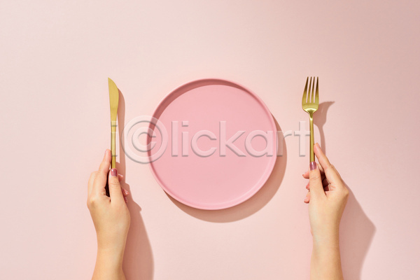신체부위 JPG 포토 하이앵글 해외이미지 나이프 들기 미니멀 분홍색배경 비어있는 손 식사 실내 접시 포크