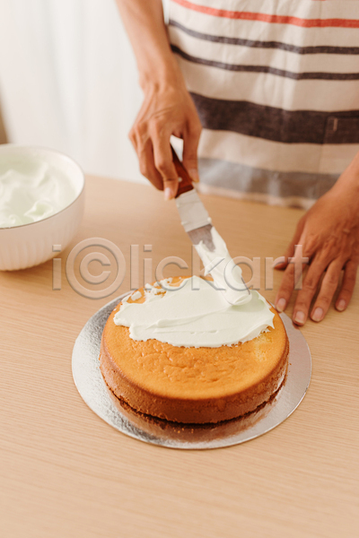 남자 성인 성인남자한명만 한명 JPG 앞모습 포토 해외이미지 나이프 들기 바르기 상반신 생크림 실내 요리 제빵 케이크 탁자