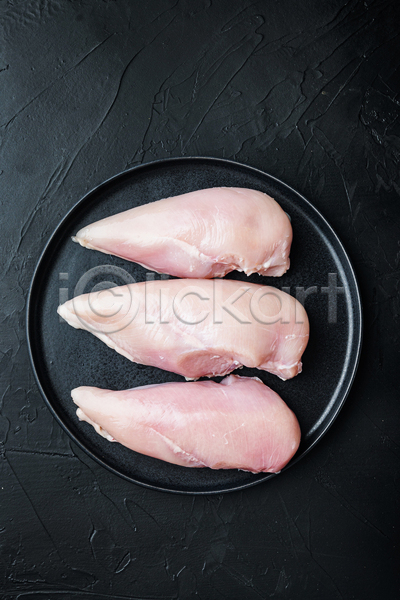 신선 사람없음 JPG 포토 하이앵글 해외이미지 검은배경 날것 닭가슴살 닭고기 실내 접시