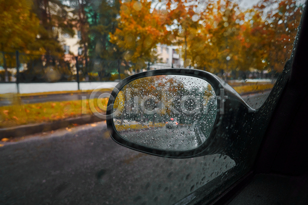 사람없음 JPG 포토 해외이미지 가을(계절) 단풍 단풍나무 물방울 반사 비(날씨) 빗방울 사이드미러 실내 자동차내부 주간 차안 풍경(경치)