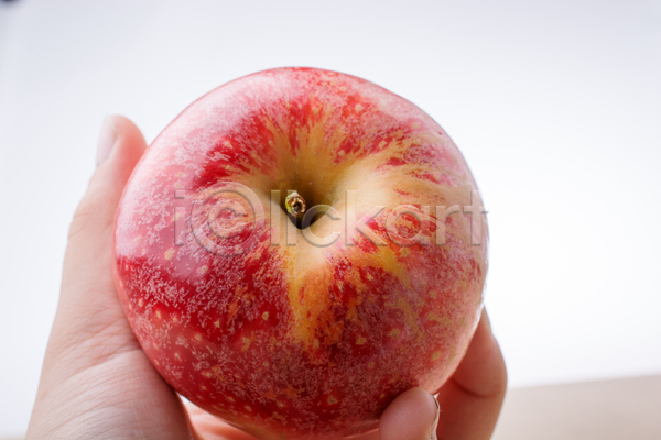 신체부위 JPG 근접촬영 포토 해외이미지 과일 들기 사과 손 실내 흰배경