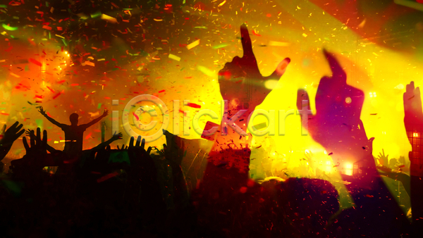 군중 신체부위 여러명 JPG 뒷모습 실루엣 포토 해외이미지 가리킴 꽃가루 노란색 빛 손 손들기 스포트라이트 음악 축제 콘서트