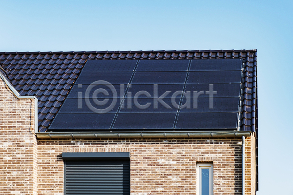 사람없음 JPG 포토 해외이미지 야외 주간 주택 지붕 집열판 태양에너지 풍경(경치)
