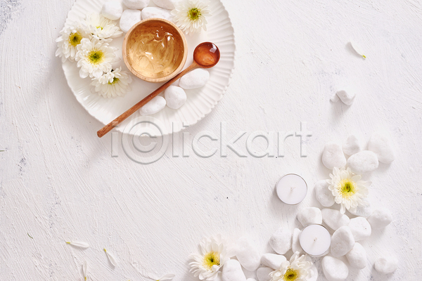 사람없음 JPG 포토 하이앵글 해외이미지 꽃 나무그릇 나무숟가락 실내 알로에젤 에스테틱 접시 조약돌 초 피부관리 화장품 흰배경