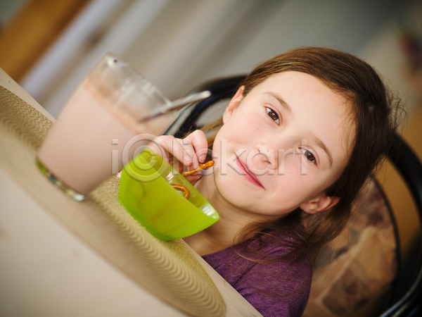 청춘(젊음) 백인 어린이 여자 한명 JPG 포토 해외이미지 먹기 미소(표정) 브레첼 음료 음식 컵