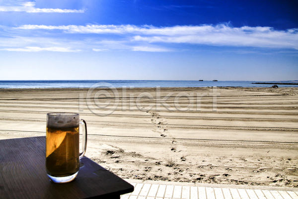 사람없음 JPG 포토 해외이미지 구름(자연) 맥주 맥주잔 모래사장 바다 탁자 하늘