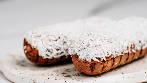 달콤 사람없음 JPG 아웃포커스 포토 해외이미지 대리석 디저트 에클레어 코코넛 흰배경