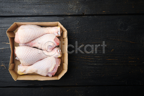 신선 사람없음 JPG 포토 하이앵글 해외이미지 나무배경 날것 닭고기 닭다리 담기 생닭 실내 종이상자 카피스페이스