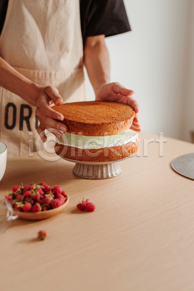 남자 성인 성인남자한명만 한명 JPG 앞모습 포토 해외이미지 덮기 들기 산딸기 상반신 생크림 실내 쌓기 요리 제빵 케이크 탁자