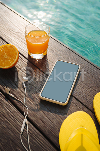 사람없음 JPG 포토 해외이미지 스마트폰 야외 야외수영장 오렌지 오렌지주스 이어폰 잔 쪼리 햇빛