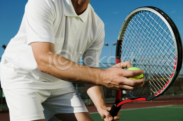 집중 20대 남자 성인 성인남자한명만 한명 JPG 앞모습 옆모습 포토 해외이미지 경기 공 들기 라이프스타일 라켓 상반신 야외 운동 잡기 주간 취미 테니스 테니스공 테니스라켓 테니스장