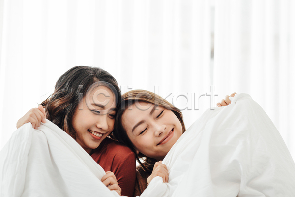 여유 휴식 동양인 두명 성인 성인여자만 여자 JPG 앞모습 포토 해외이미지 눈감음 동성애자 상반신 실내 이불 잡기 집콕 커플