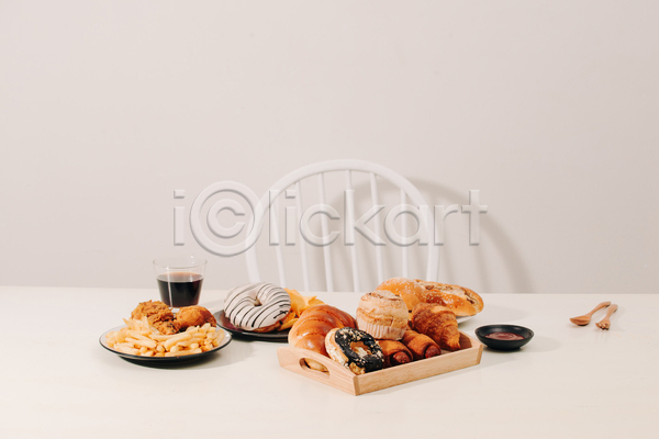 사람없음 JPG 포토 해외이미지 감자튀김 도넛 머핀 빵 실내 의자 인스턴트 콜라 탁자 패스트푸드