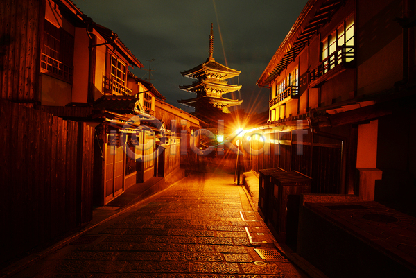 사람없음 JPG 포토 해외이미지 건물 건축양식 교토 목재 빛 아시아 야간 역사 옛날 일본 주택 쿄토 타운 탑