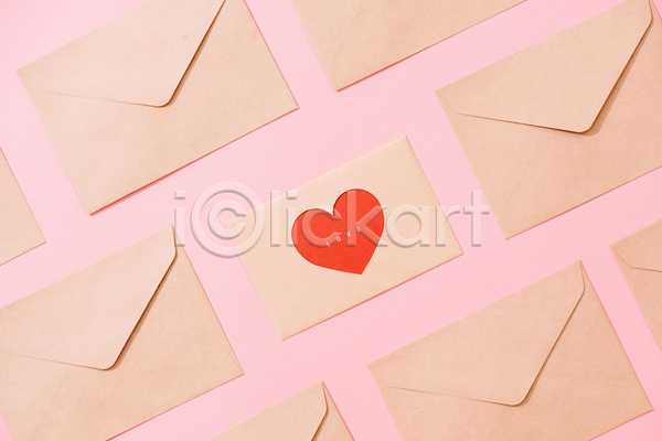 사랑 사람없음 JPG 포토 해외이미지 목업 발렌타인데이 분홍색배경 실내 카드(감사) 편지봉투 프로포즈 하트