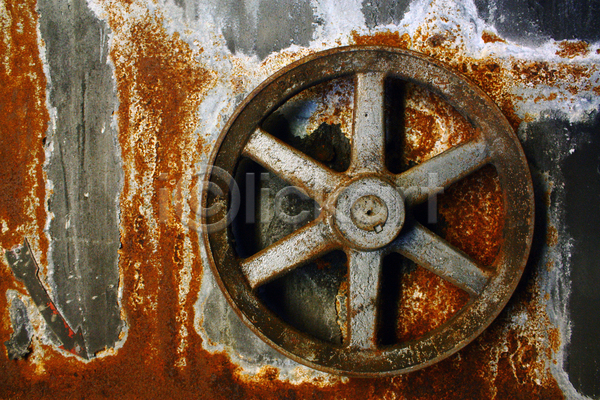 사람없음 JPG 포토 해외이미지 갈색 건축양식 골동품 교통시설 구멍 그런지 금속 기계 기어 목재 묘사 바퀴 부식 수확 역사 옛날 원형 자동차 지원 질감 철 철강 타이어