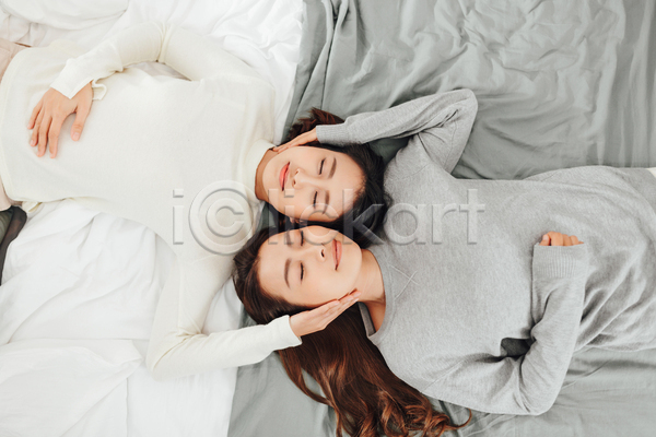여유 휴식 동양인 두명 성인 성인여자만 여자 JPG 앞모습 포토 해외이미지 감싸기 눈감음 눕기 동성애자 상반신 실내 앳홈라이프 집콕 커플